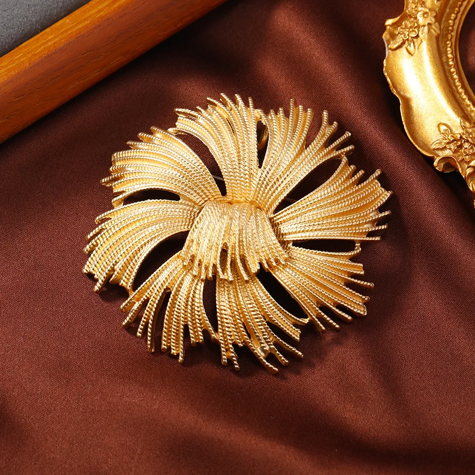 Fashion Design Retro Palace French Firework Corsage Matte Gold Color Flower Jewelry Brooches Coat Suit for Women's Vintage Gift