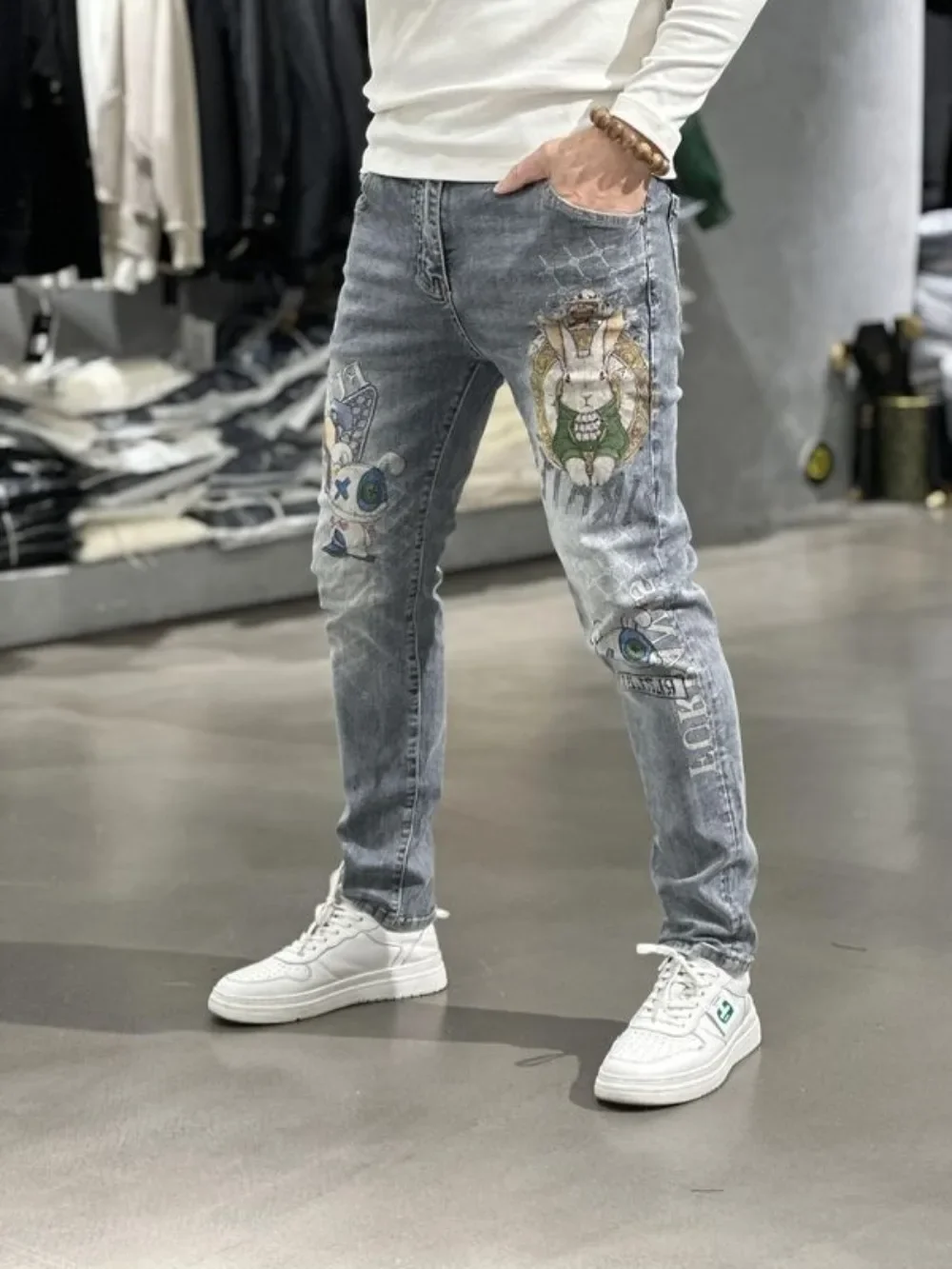 

Pop Spring Designer Clothes Casual Men's Denim Jeans With Rabbit Print Slim Fit Light Blue Tight Jeans Korean Jeans Men's Lu