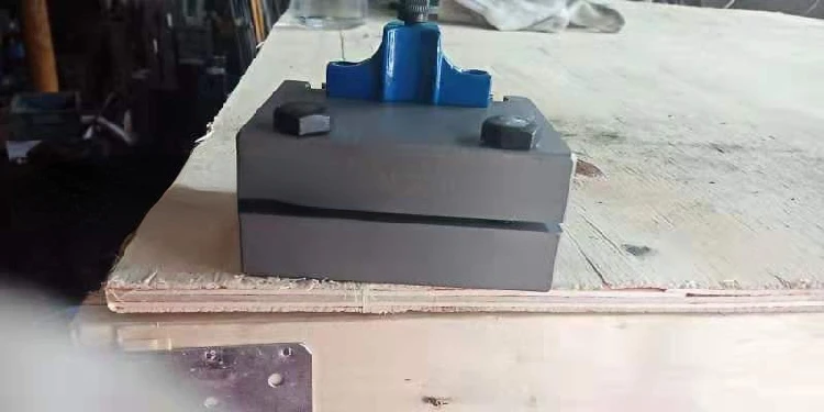 EJ40100 round hole tool holder