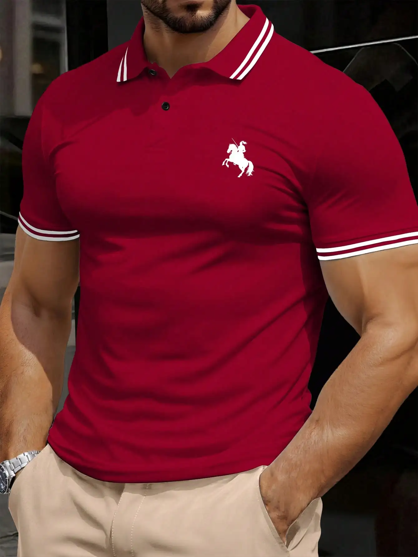 

Мужская красная рубашка-поло с коротким рукавом, белой отделкой и изображением лошади