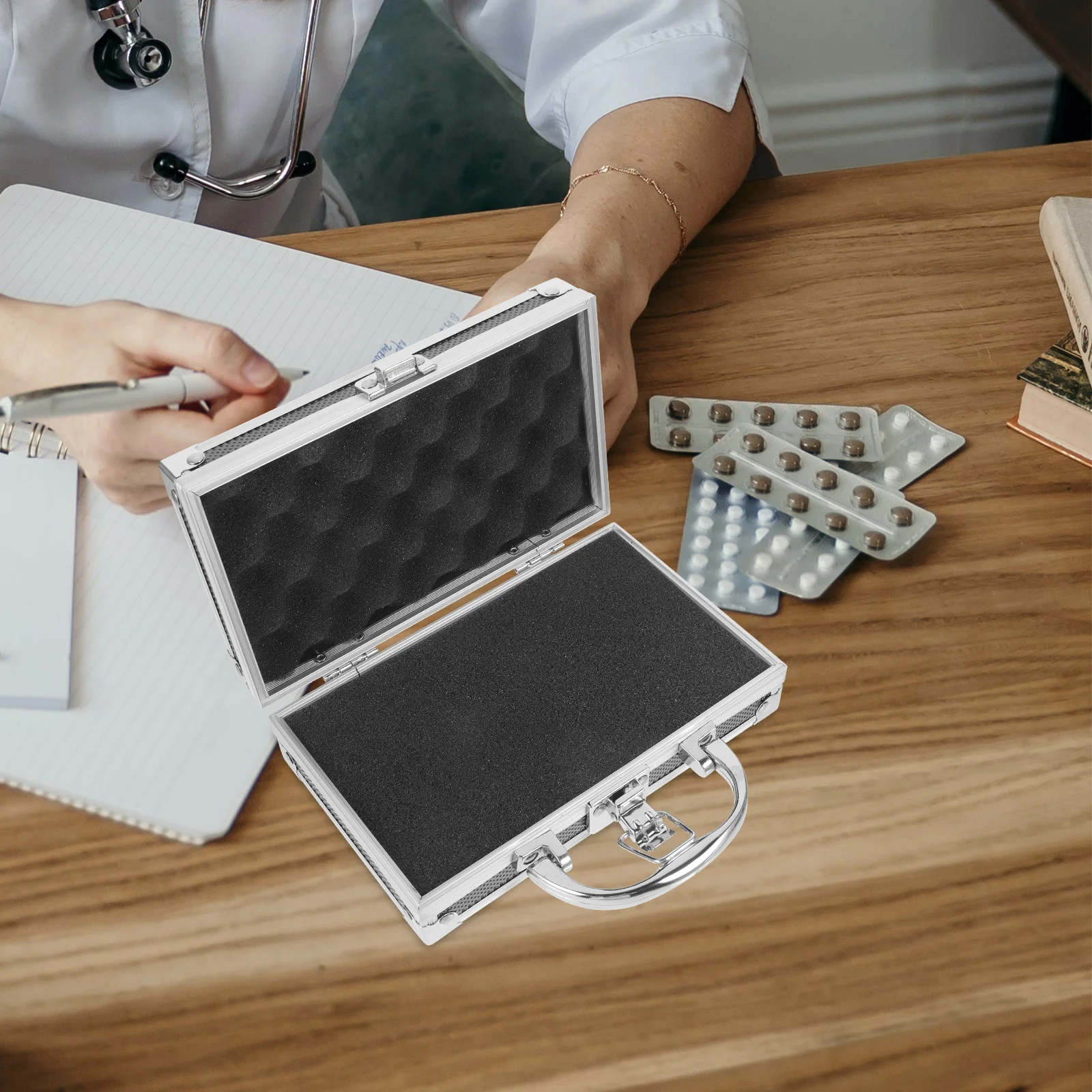 صندوق دواء منزلي سعة كبيرة محمول من سبائك الألومنيوم حقيبة تخزين أدوات السفر للاستخدام الخارجي مقبض معدني قوي صغير