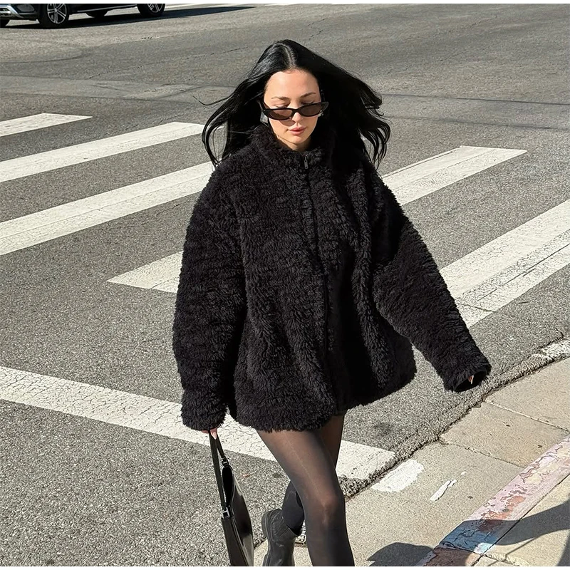 Abrigos de lana de cordero sintética rizados negros para mujer, chaquetas holgadas de manga larga con bolsillos y cremallera, abrigo cálido de calle alta para invierno 2025