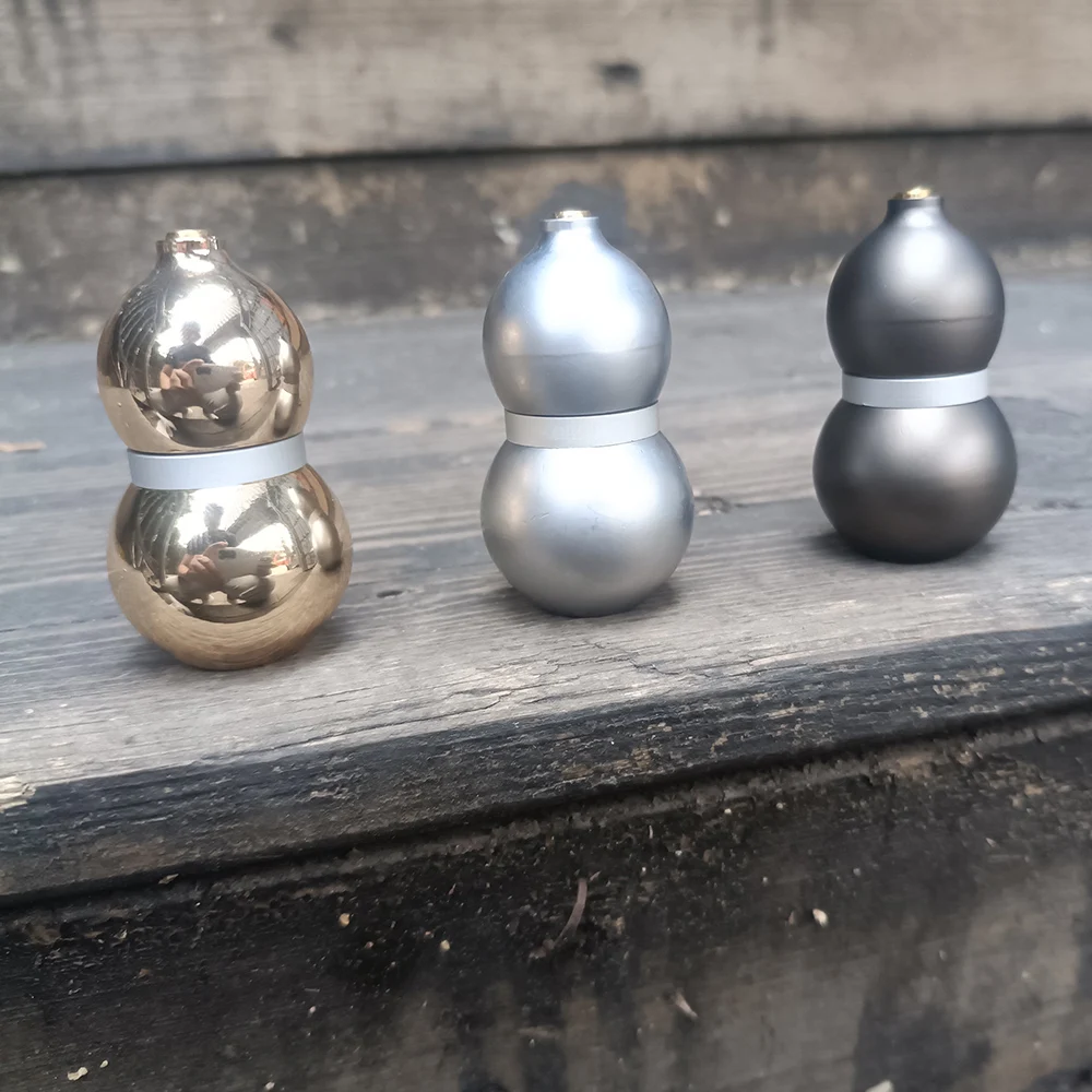 이 금속 호리병 모양의 피젯 스피너는 자석 버튼과 슬라이더가 있어 휴대가 간편하고 스트레스 해소에 도움이 됩니다.