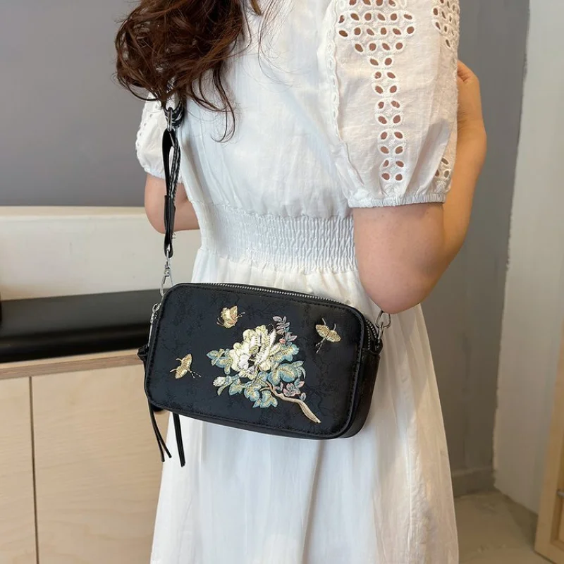 

Famous Designer Shoulder Bag For Ladies, Premium Leather Messenger Bag, Popular And Chic For Office Or Travel