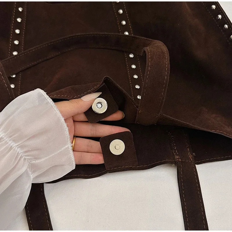 Y2kn Frauen Niet Tote Tasche Herbst Und Winter Neue Vielseitige Casual Schulter Unterarm Tasche Marke Designer Mode Einfache Handtasche – Detail 4