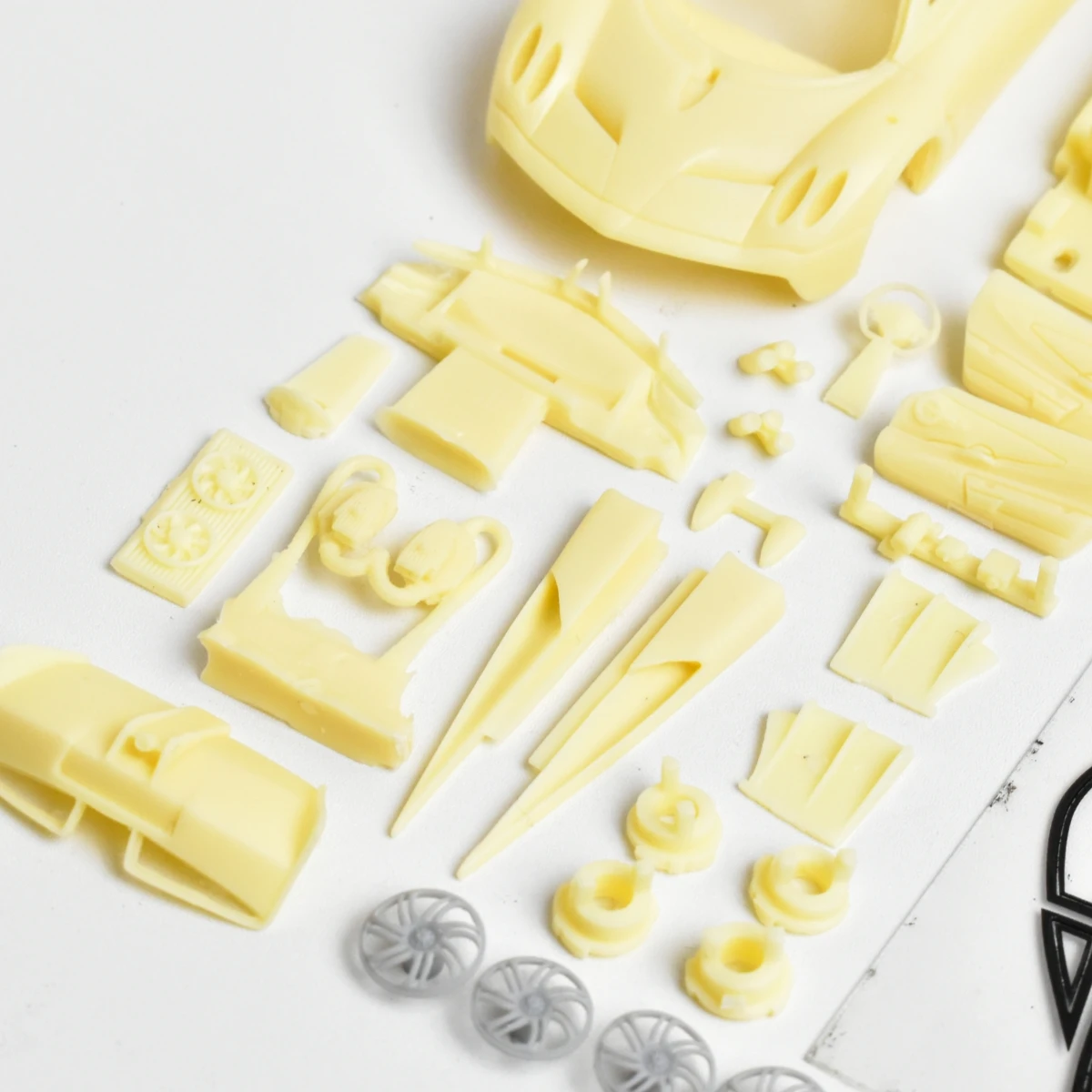 Construction drive 1:64 adultes passe-temps Pagani Huayra assembler à la main en résine moulé sous pression modèle de voiture