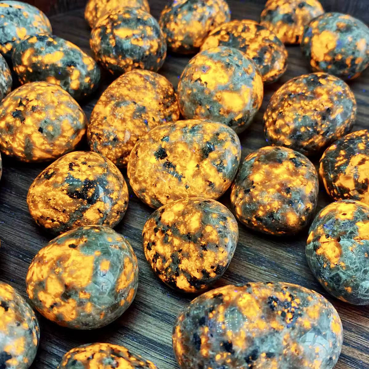 1PC/3PCS/5PCS 10-50mm Natural Yooperlite Tumbled Stones Crystal Minerals-UV Fluorescent,Glitter,Healing Crystal,Gift