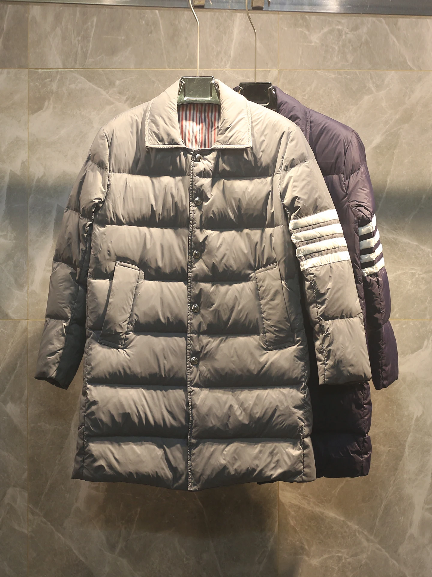 

Элитная осенне-зимняя новинка: пуховик унисекс средней длины с отложным воротником и четырьмя полосками, наполненный 90% утиным пухом