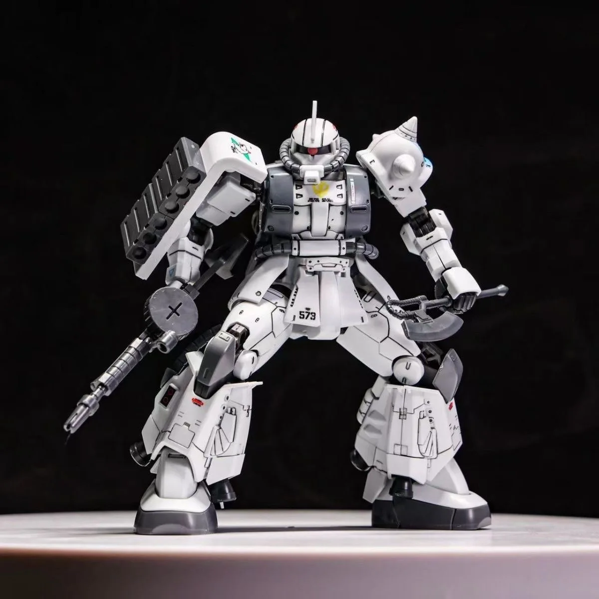 Modèle d'assemblage Mobile Suit White Wolf Zaku Zeon, Robot de combat articulé et posable avec mitrailleuse, bouclier et Heat Hawk, Ornement de table