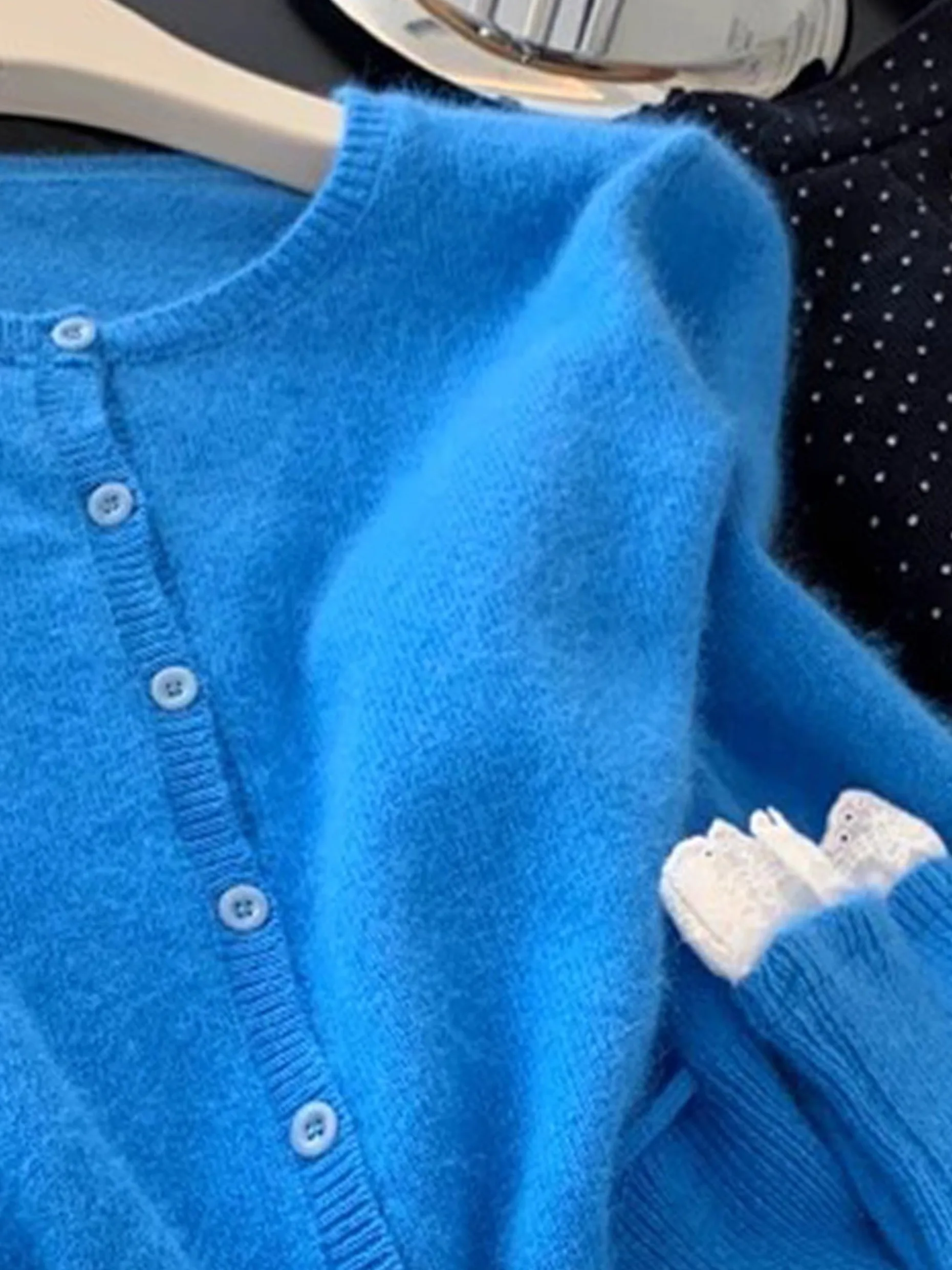 クラインブルーレーススプライシングフェイクツーピースニットカーディガン女性の秋の摩耗韓国スタイル巾着ウエストソフト居心地の良いセータートップ