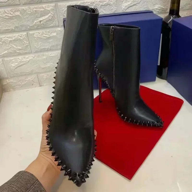 Botas de tornozelo de salto alto fino preto de couro genuíno para mulheres botas de rebites sapatos femininos confortáveis dedo do pé apontado