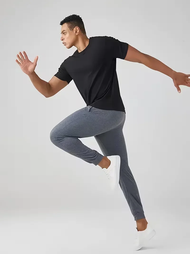 Herren-Freizeit-Jogginghose mit elastischem Bund und Kordelzug – bequeme Sport- und Freizeithose mit schlichtem Muster. – Detail 2