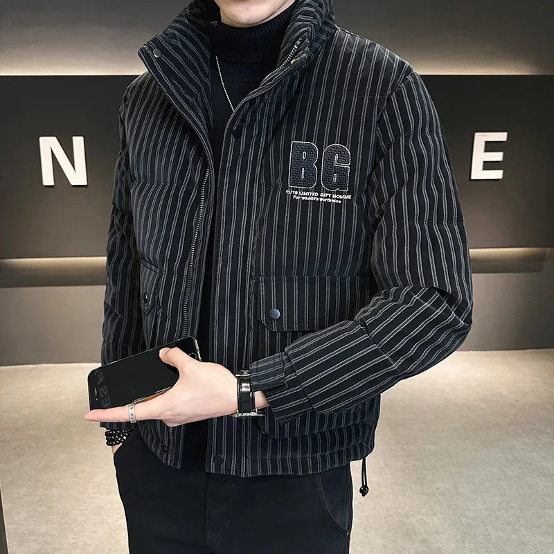 

Модная короткая утепленная зимняя куртка для мужчин с воротником-стойкой, в полоску, с вышивкой, на утином пуху, повседневный стиль, верхняя одежда