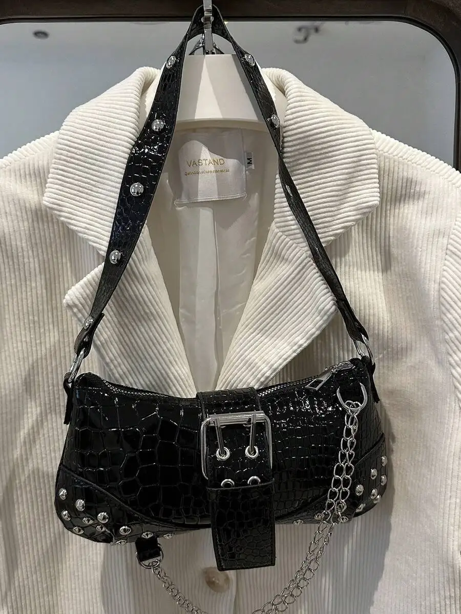 

Черная сумка через плечо из лакированной кожи с тиснением под крокодила и цепочкой