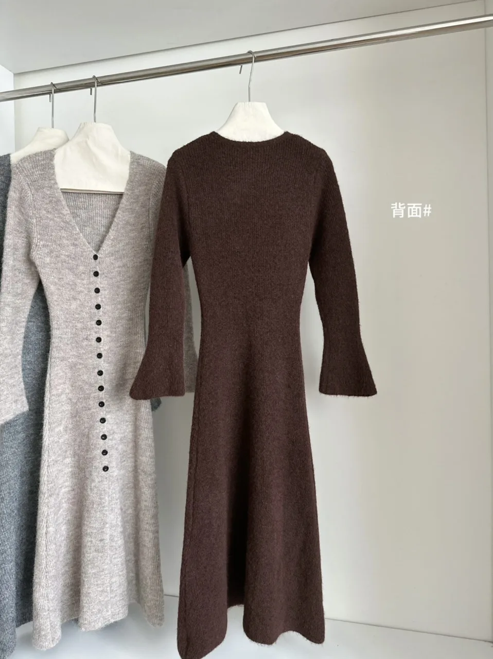 T-shirt coréen à manches courtes pour femmes, couleur contrastée, asymétrique épaule dénudée, haut tricoté irrégulier, nouvelle collection été 2025