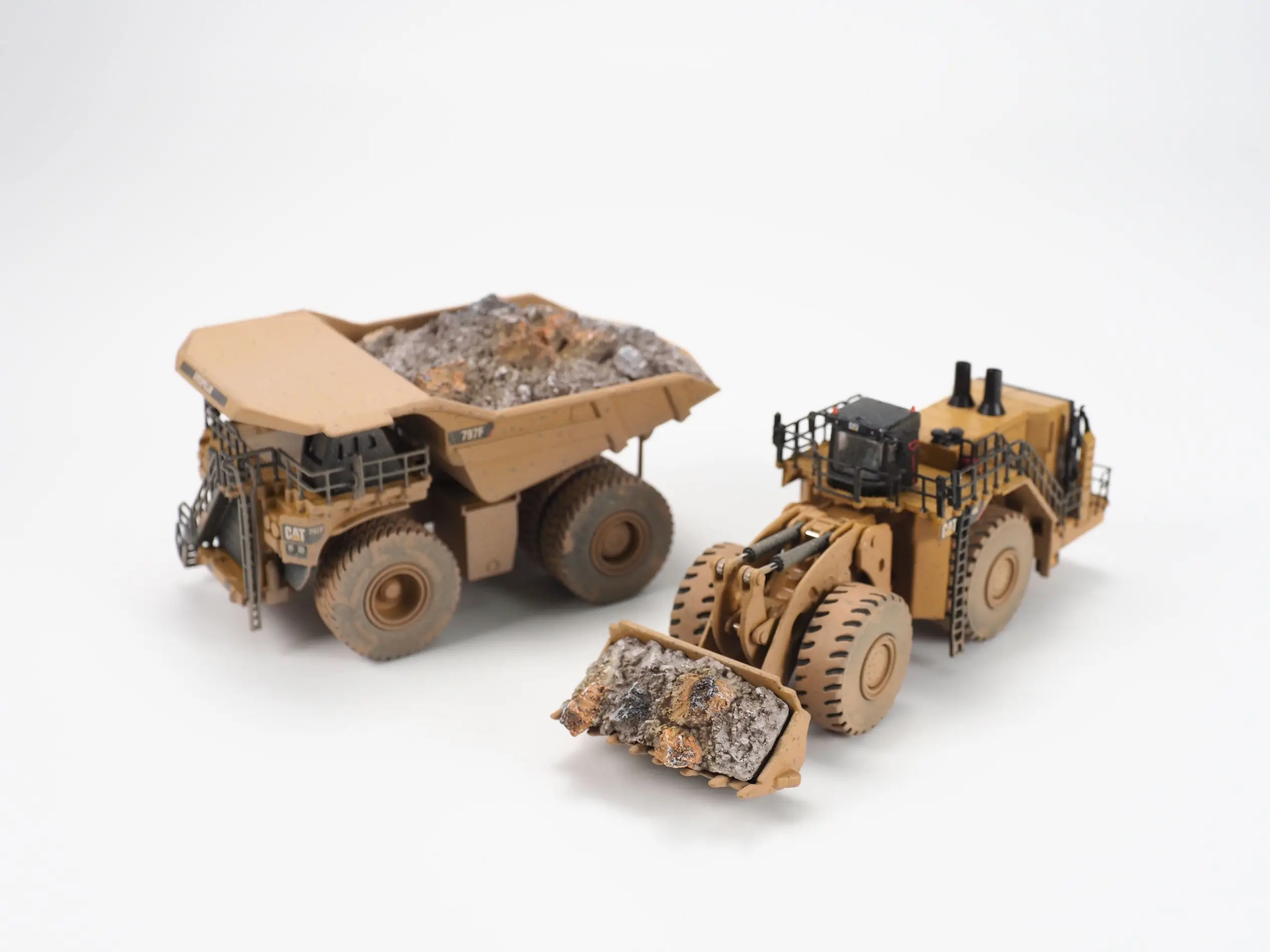 DM-85762 1:125 994K Wheel Loader & 797 Mining Truck Collectible Construction Machinery Toy Scene Decoration Boy's Birthday Gift