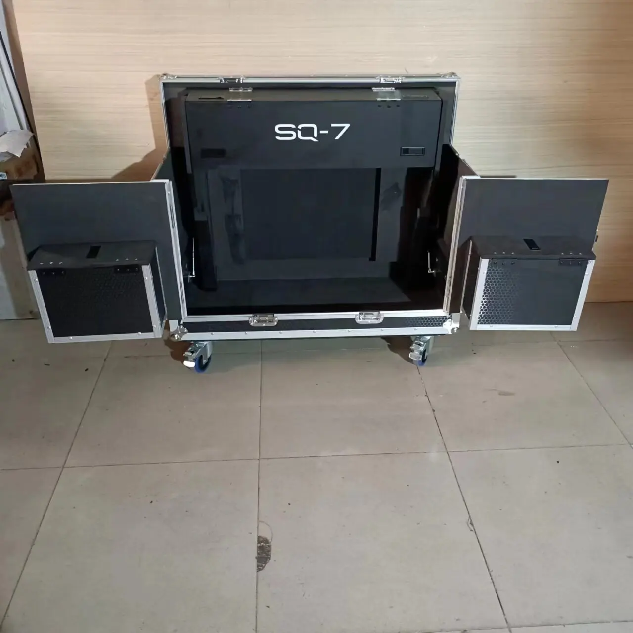 

Allen SQ7 SQ6 Flight Case Hydraulic Cabinet Reinforced Integrated Aluminum Alloy Rainproof Performance Transport Shockproof Box