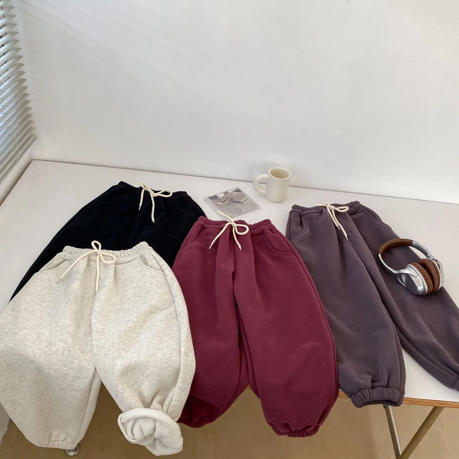 

2025 зимние детские штаны, утепленные спортивные штаны для мальчиков, корейские однотонные универсальные флисовые теплые штаны для девочек, детские повседневные брюки