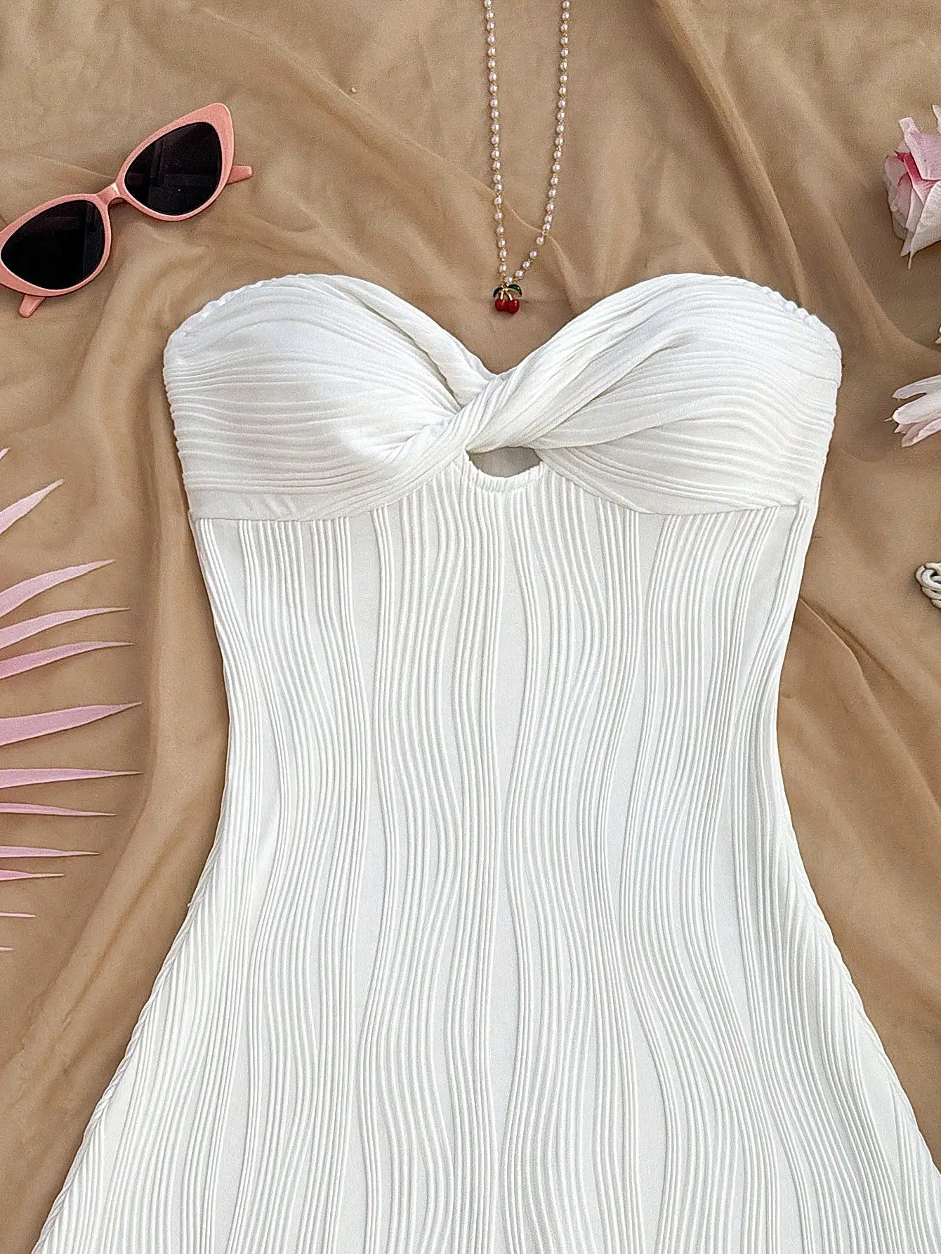 

Женское белое плиссированное мини-платье с волнистым краем, завязками на талии и вырезами, А-силуэт, для вечеринок, пляжа, лета