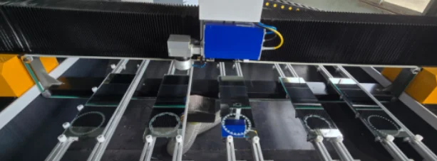 【ساخن】آلة السفع الرملي ذات الأداء المستقر للتحكم في محرك المؤازر الزجاجي La-ser بدقة عالية