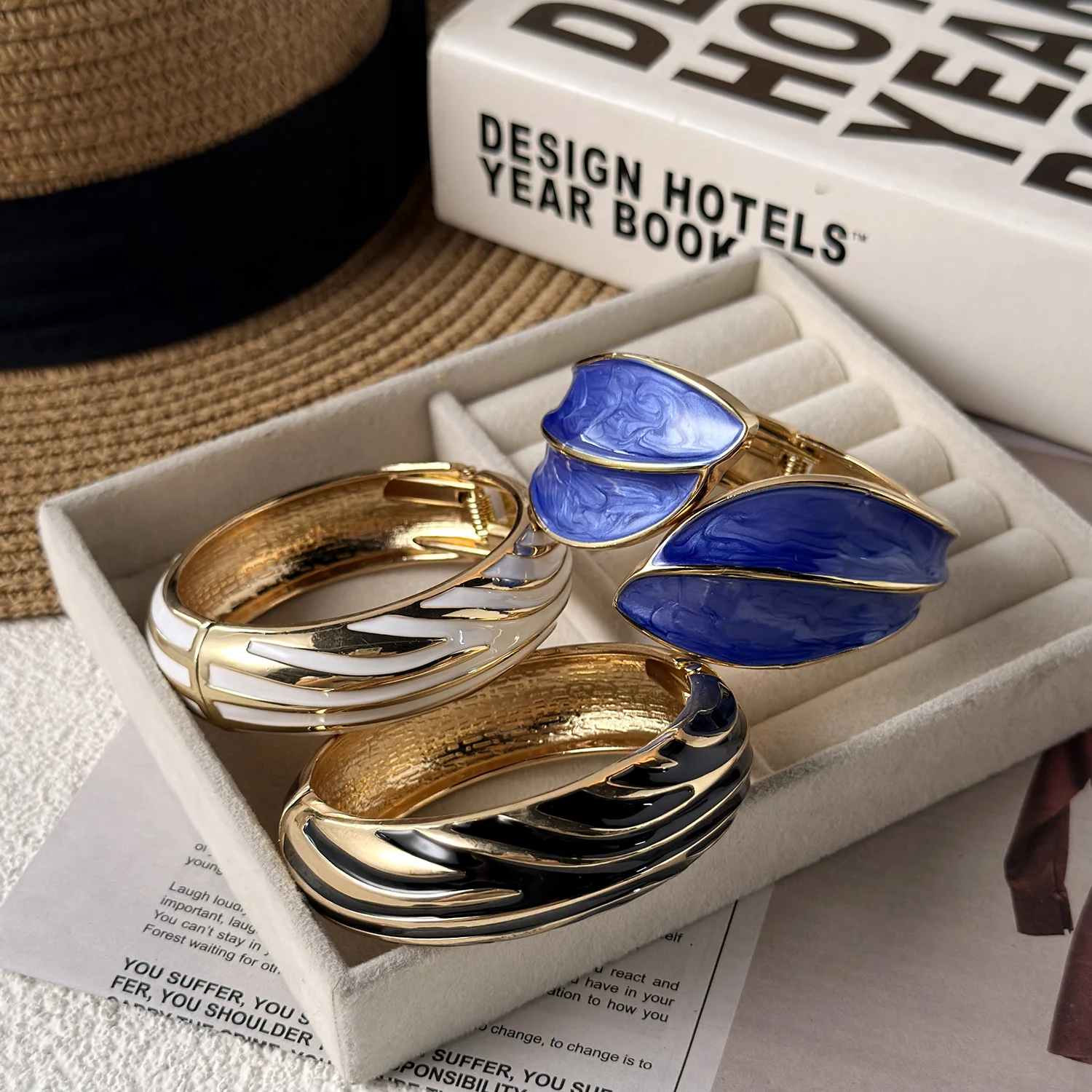 Klassisches Schwarz-Weißes Unregelmäßig Gestreiftes Breites Manschettenarmband für Damen und Herren, Vintage Emaille-Armband mit Unregelmäßiger Blätter-Textur – Detail 4