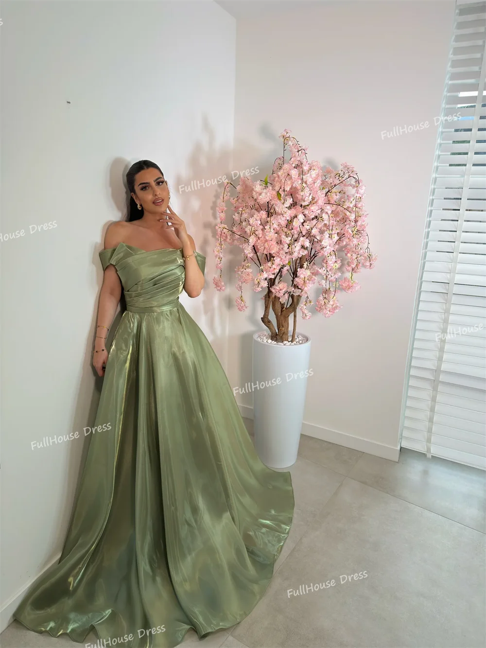 العرف مذهل قبالة الكتف مطوي ألف خط ثوب مسائي عارية الذراعين ثنيات حزب اللباس مع قطار شارون سعيد