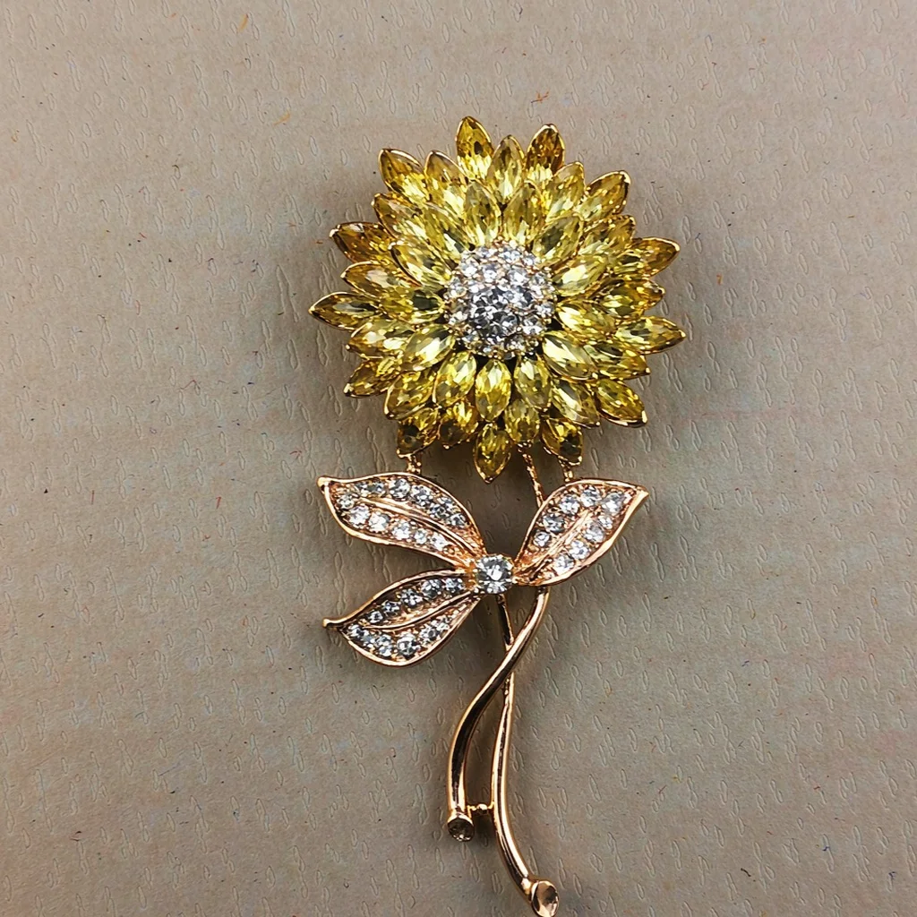 2026 Anti-Exposure Brooch, Brooch, Personalized Shoe Metal Badge, Versatile Exquisite Brooch, Metal Buckle, Badge, Metal Lapel Pin, Unique Fashion Accessory, High Aesthetic Value, Hidden Clasp, High-End, Silk Clip, Unique, Scarf Clip, Date, Niche, Anti-Exposure Gadget, Decoration Item