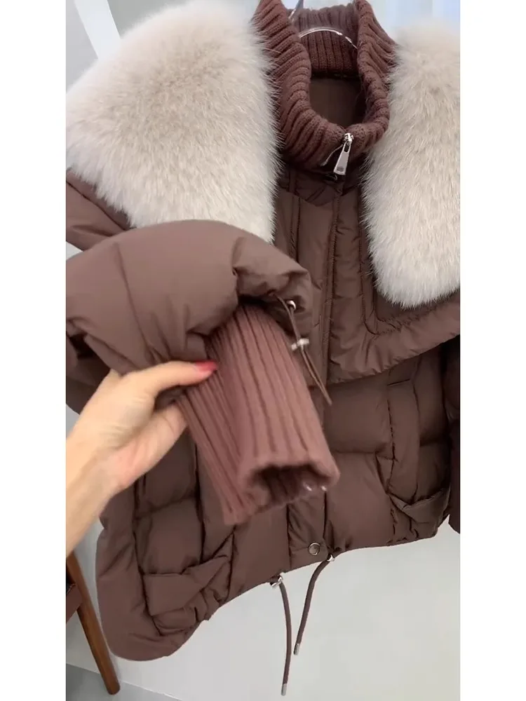 Kurtka zimowa damska z kołnierzem z futra, ocieplana puchem, idealna do dojazdów do pracy, wiatroodporna, z włókna poliestrowego, biała, z wypełnieniem z puchu.