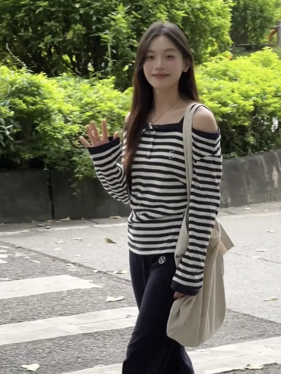 Luźna, długa koszulka w paski, damska, koreańska, z jednym ramieniem, bazowa koszulka, jesienny design, casualowa, wygodna bluzka.