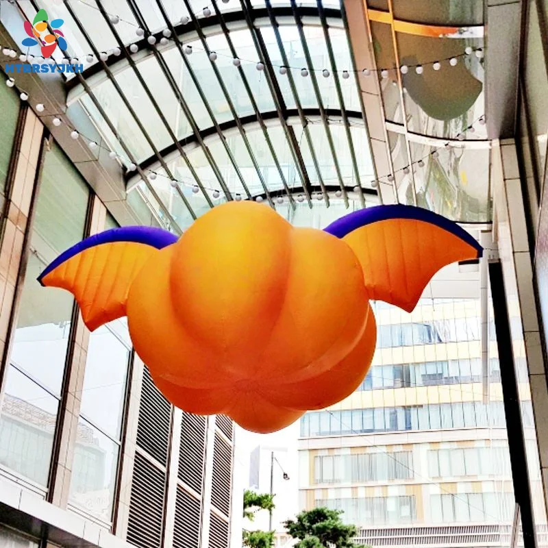 Große aufblasbare fliegende Kürbisfledermäuse, die für Halloween-Dekoration im Freien und Eventwerbungen verwendet werden