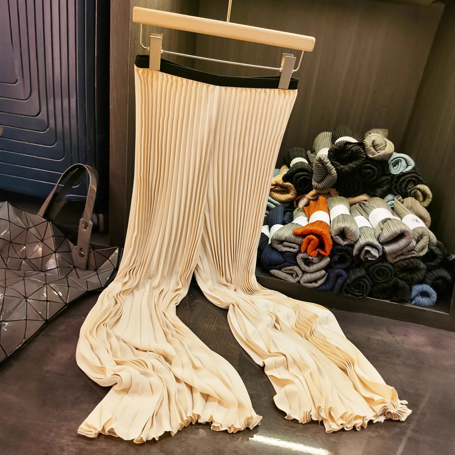 Miyake จีบกางเกงจีบ Collision บางส่วนหลวมตรงขากว้างขากางเกงสบายๆ 2025 ฤดูร้อนกางเกงหญิง