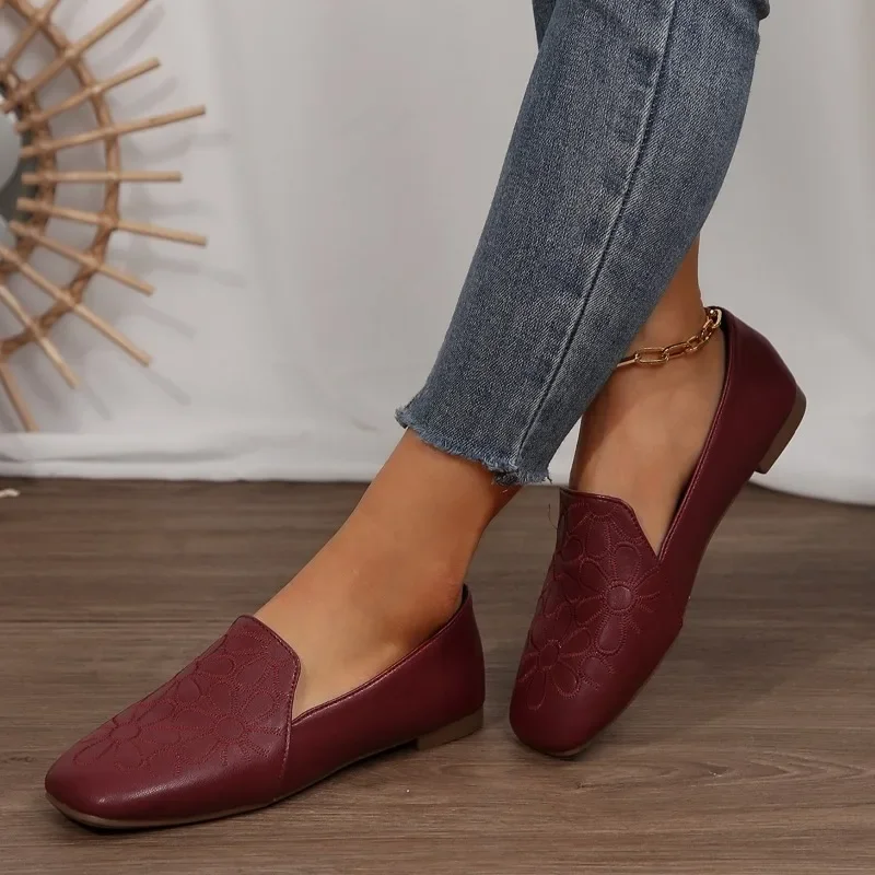 Sepatu Slip on kasual polos untuk wanita, sepatu selop datar luar ruangan ujung persegi sol lembut motif bunga 2024