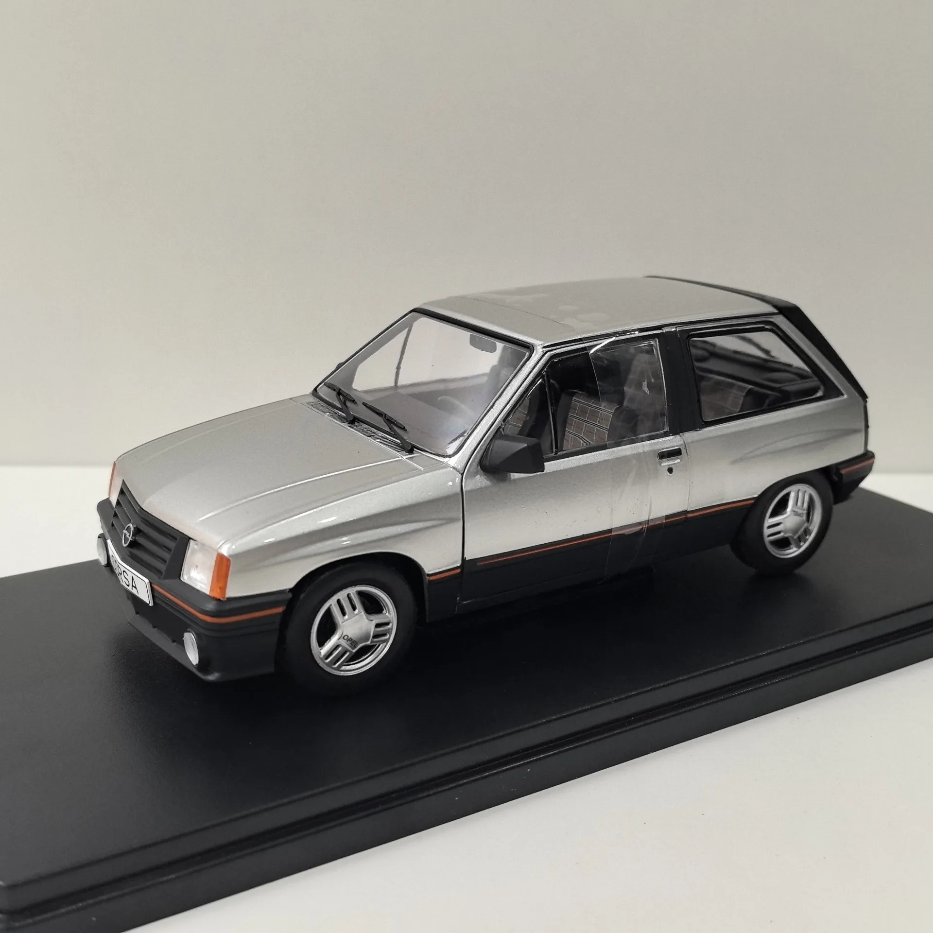 

Diecast WHITEBOX 1/24 Scale OPEL CORSA A SR Opel Alloy Car Model Collectible Toy Gift Souvenir Display Ornament