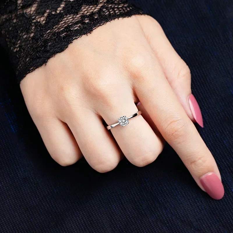 جديد 0.5CT D اللون جولة مويسانيتي خواتم الماس للنساء S925 الفضة 18K الذهب الأبيض مطلي الكلاسيكية أربعة مخالب الزفاف الفرقة