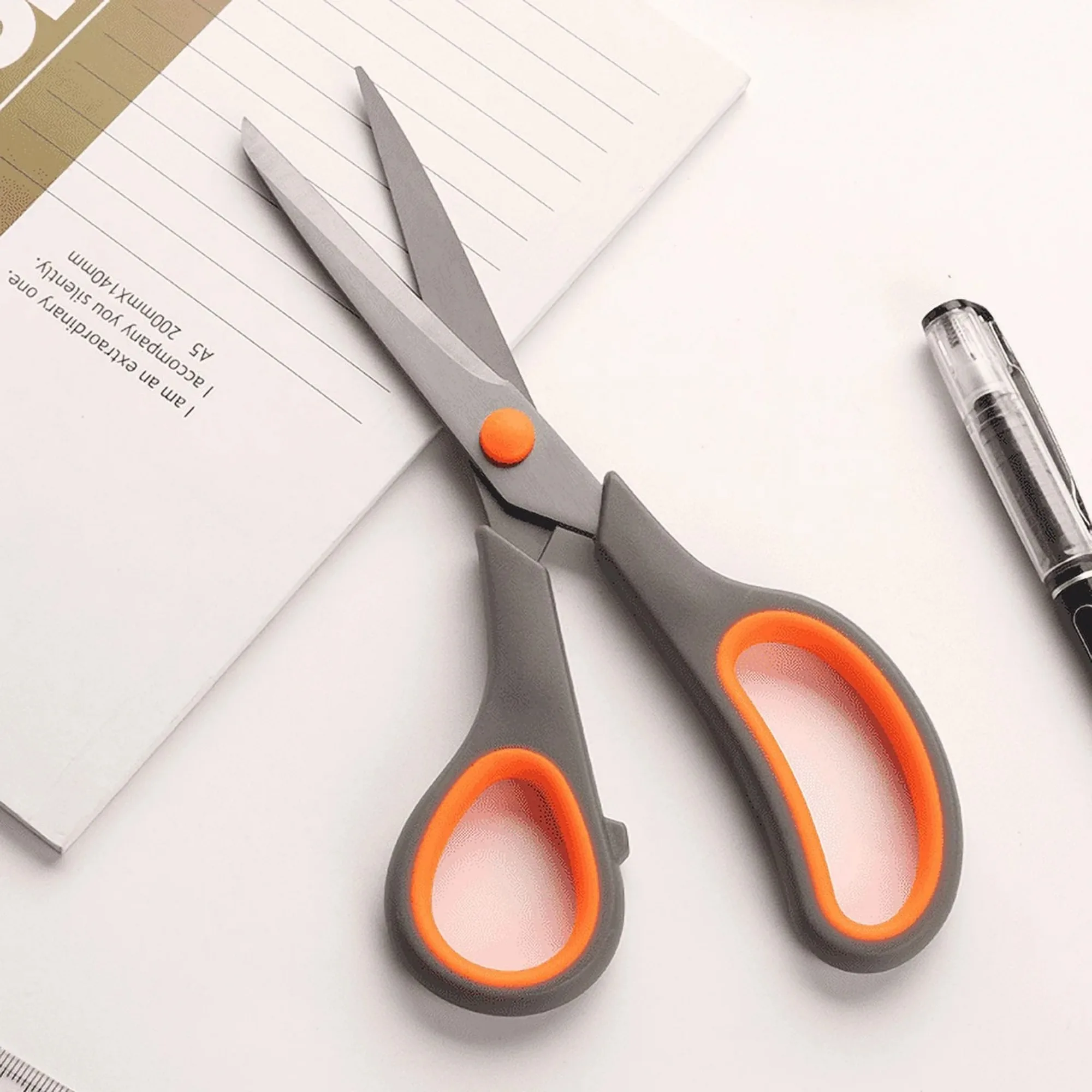 مقص تيتانيوم متعدد الأغراض غير لاصق، شفرات حادة للغاية من الفولاذ المقاوم للصدأ، مقبض ناعم، شديد التحمل للمكتب والحرف اليدوية،