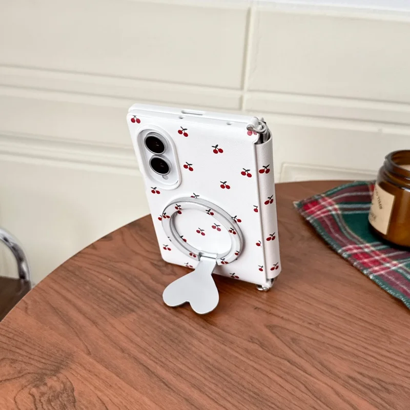 Stylowy futerał z magnetycznym wzorem wiśni, uchwytem w kształcie serca, zawieszką w formie kokardki i paskiem do Samsung Galaxy Z Fold 8. — zdjęcie produktu 3