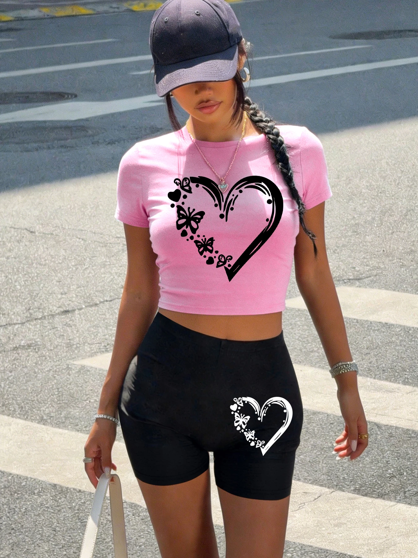 

Креативный комплект: укороченная футболка с принтом бабочек и сердца и утягивающие шорты из хлопка для женщин, летний спортивный костюм с круглым вырезом