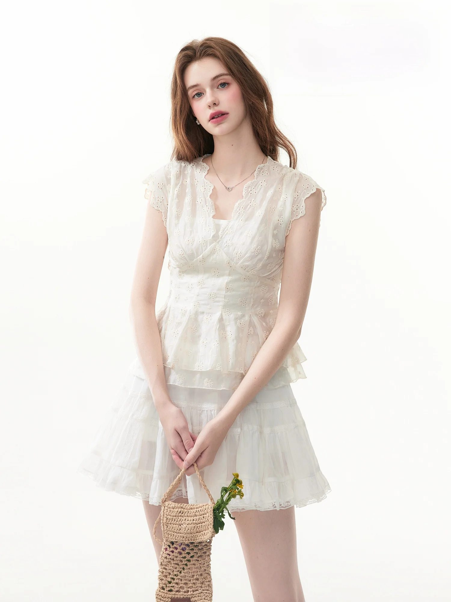 

Женская кружевная блузка Cindral с V-образным вырезом, дизайн для офиса, тонкая, однотонная, из ткани Lenzing, коллекция Лето 2025