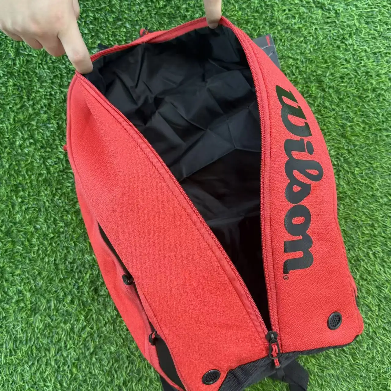 حقيبة ظهر ويلسون DNA Series Federer Red Tennis بتصميم PU حقيبة تنس رياضية بحد أقصى لـ 3 مضارب مع ‎ جيب العزل