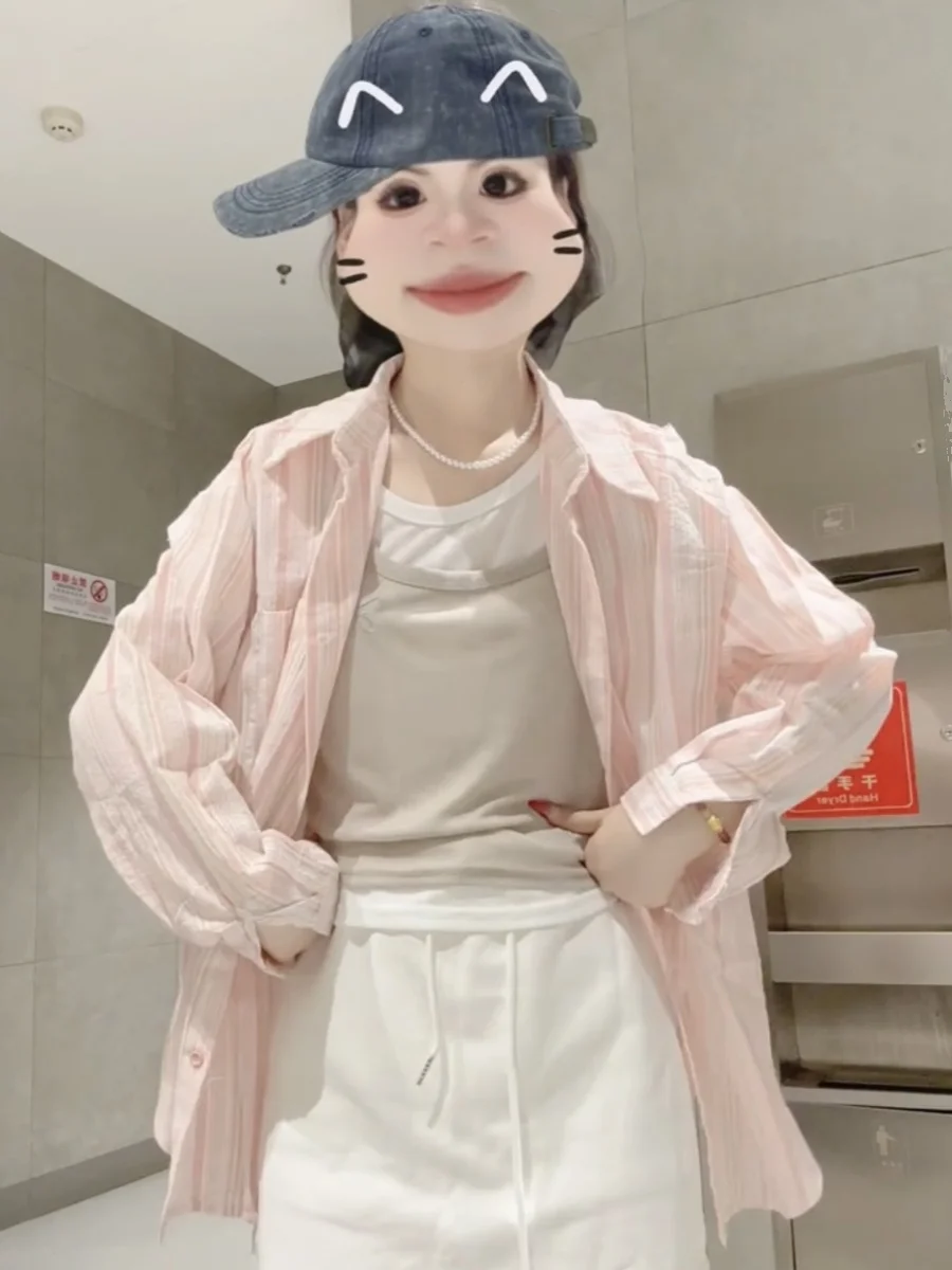 Damska luźna kurtka w paski w kolorze baby pink, chroniąca przed słońcem, w stylu koreańskim, długa, idealna do dojazdów do pracy.