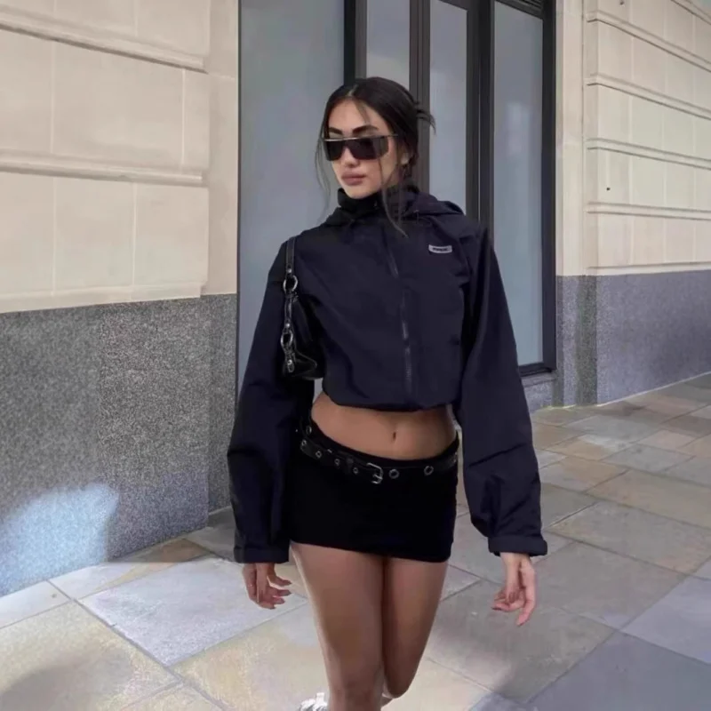 

Летняя женская куртка-ветровка с капюшоном на молнии из полиэстера, прямого кроя, тонкая, не деформируется