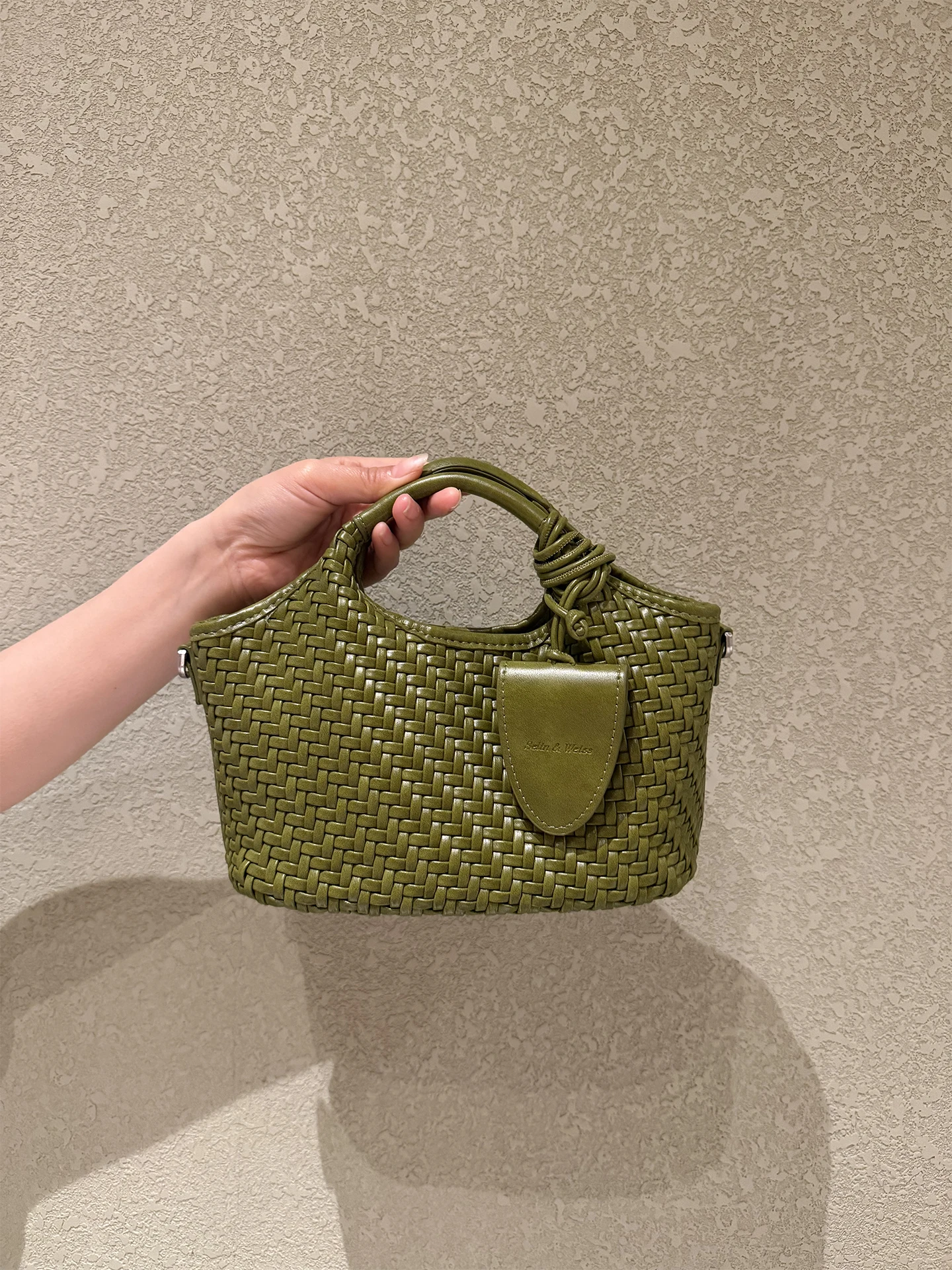 Bolsa de Ombro Feminina Selin Weiss em Couro Macio com Design Pequeno e Toque Sofisticado, Fechamento Magnético