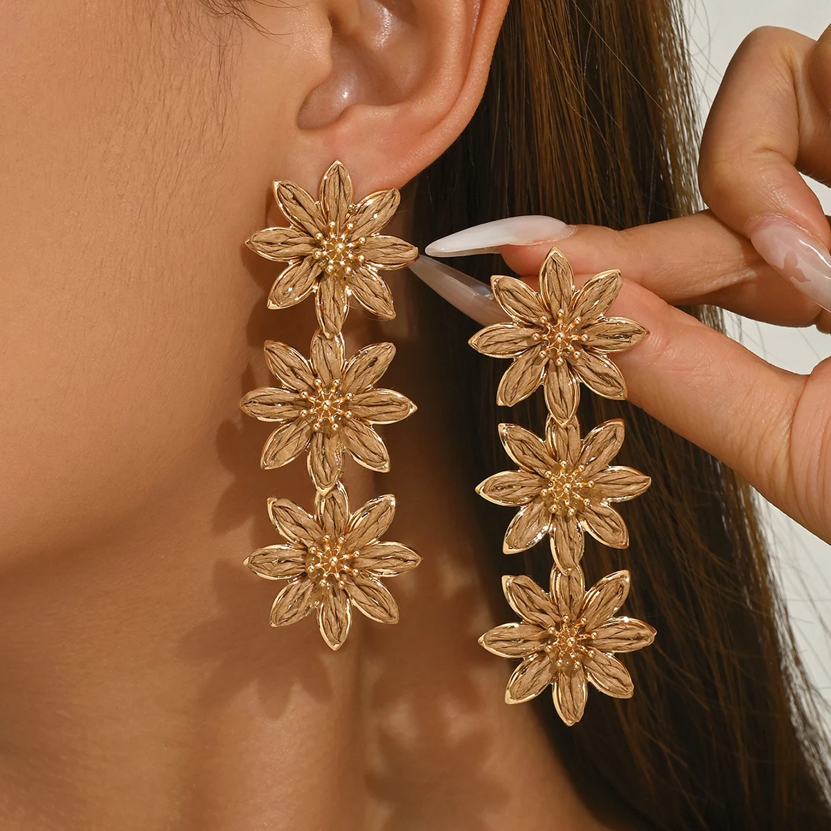Pendientes florales de rafia hechos a mano en un estilo bohemio vintage para vacaciones en la playa, perfectos para que las mujeres los usen en cualquier ocasión.