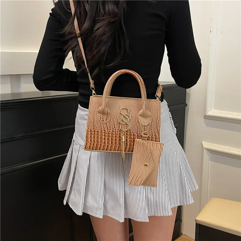 حقيبة كروس عصرية بحروف 2025 جديدة للنساء، محفظة كتف مربعة صغيرة غير رسمية، حقيبة بنمط تمساح خفيف للاستخدام اليومي