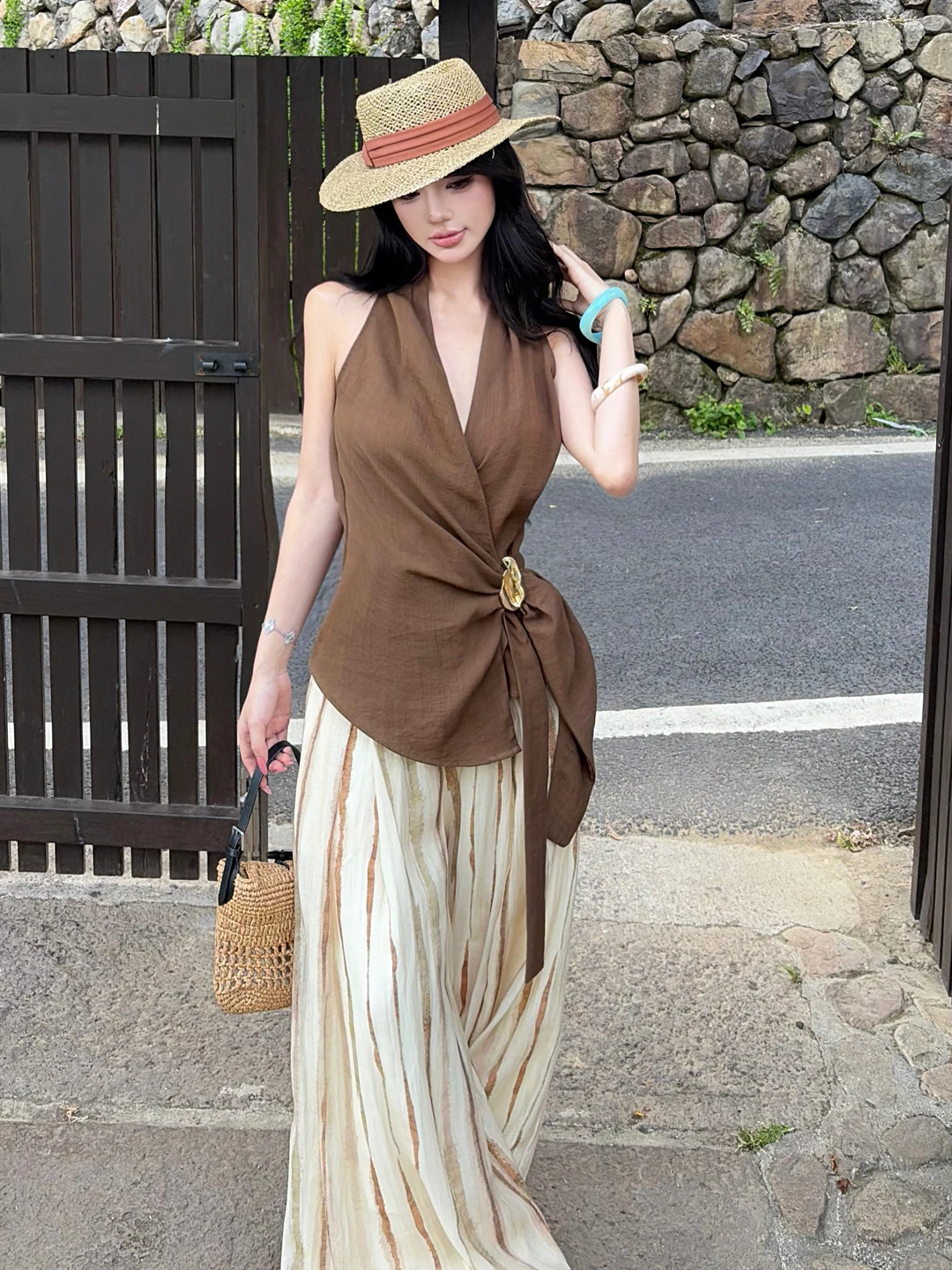 

Summer 2026 Women's Neck Hanging Sleeveless Slimming Design Wide Leg Pants Set V-Neck Top Casual Fashion Two-Piece Ensemble