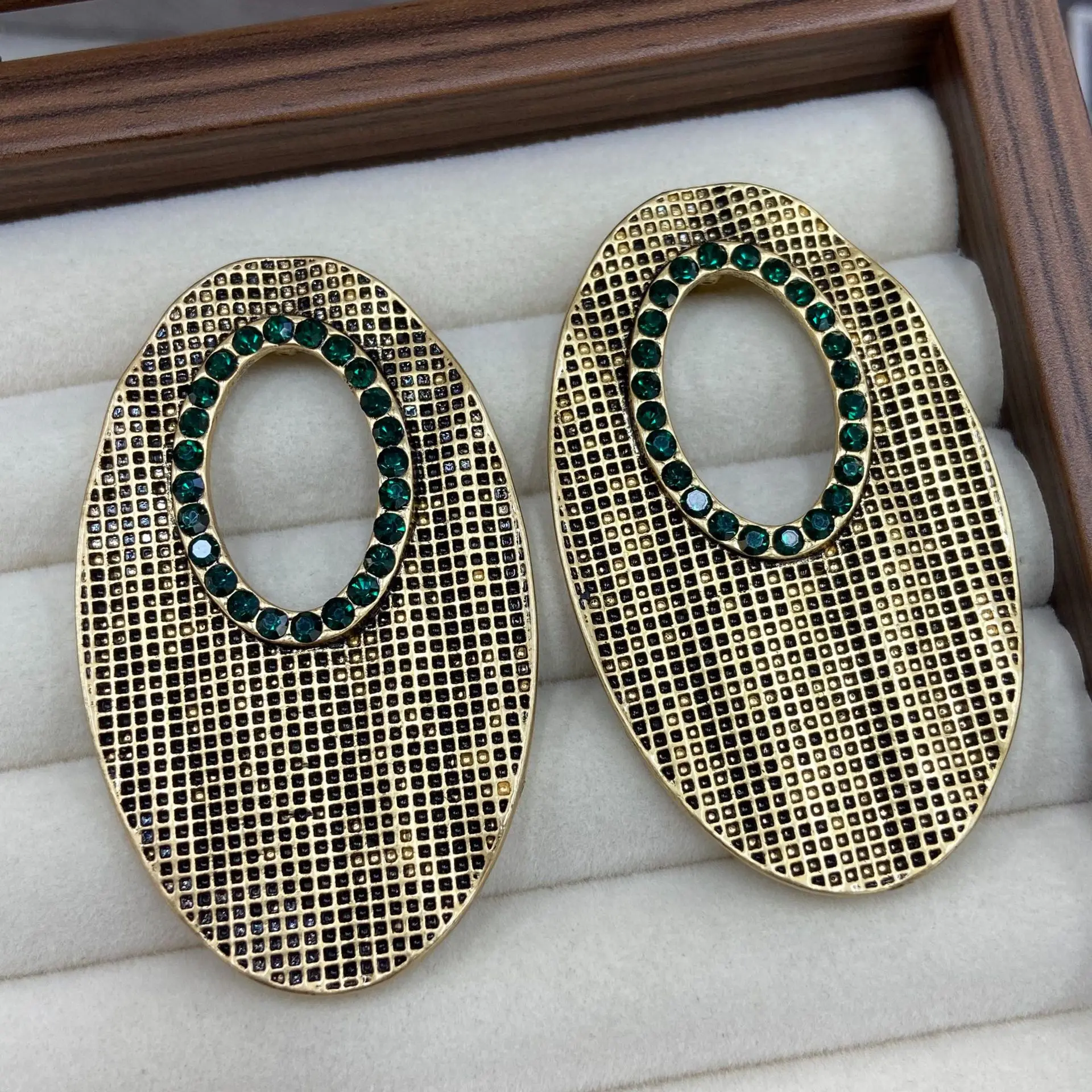 Large Oval Statement Earrings Antique Gold Metal Grid Texture Earrings Inlaid Emerald Green Rhinestone Elegant Party Jewelry