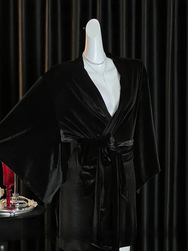 

High-End Velvet Homewear for Women–Long-Sleeve Outer Robe with Cinched Waist,Elegant and Feminine Lingerie Set for Romantic