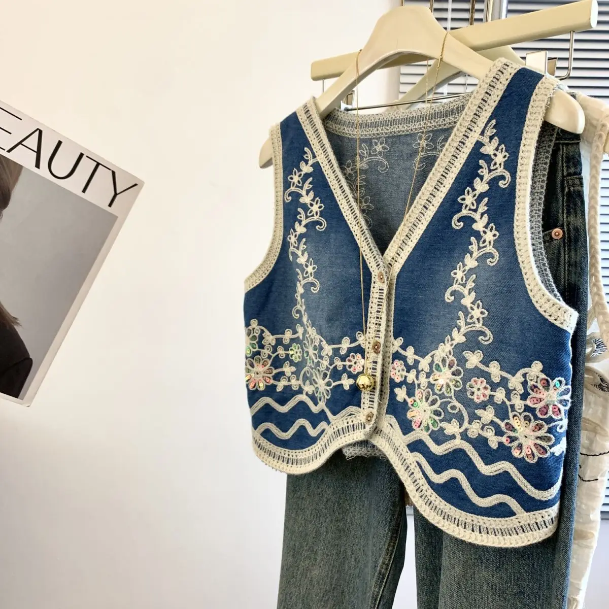 Niebieska kamizelka z haftem kwiatowym Kamizelka w stylu etnicznym 2025 Wiosna Lato Bez rękawów Dekolt w szpic Kamizelki kowbojskie Odzież