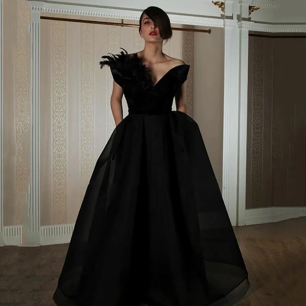 Black Velour Prom Dress A Line Feathers Party Dress A Line 2022 Princess Evening Gown With Pockets Robe de Soiree