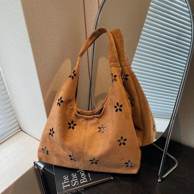 

Stylish Classic Messenger Bag With Letter Logo Simple Yet Elegant Also Serves As A Spacious Diaper Bag For Party